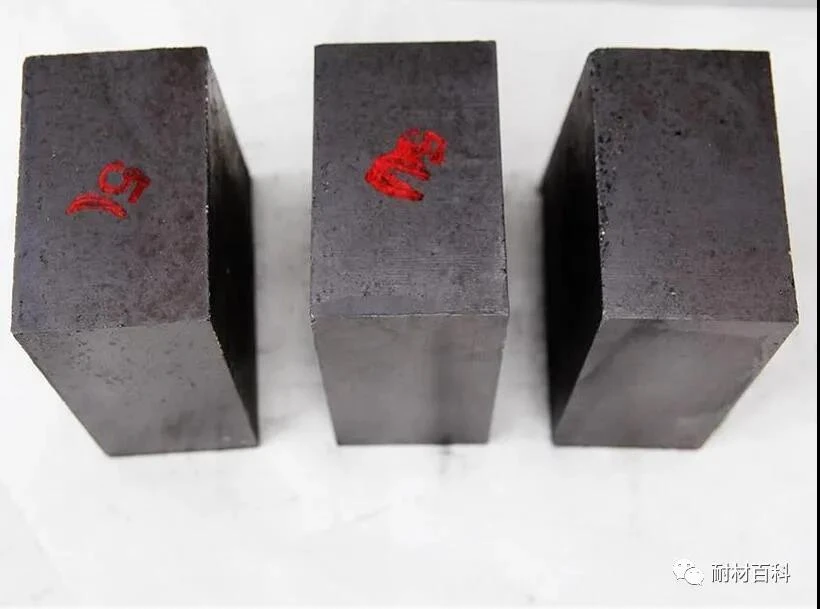 Different binders are added to the formula of aluminum-magnesium-carbon brick...
